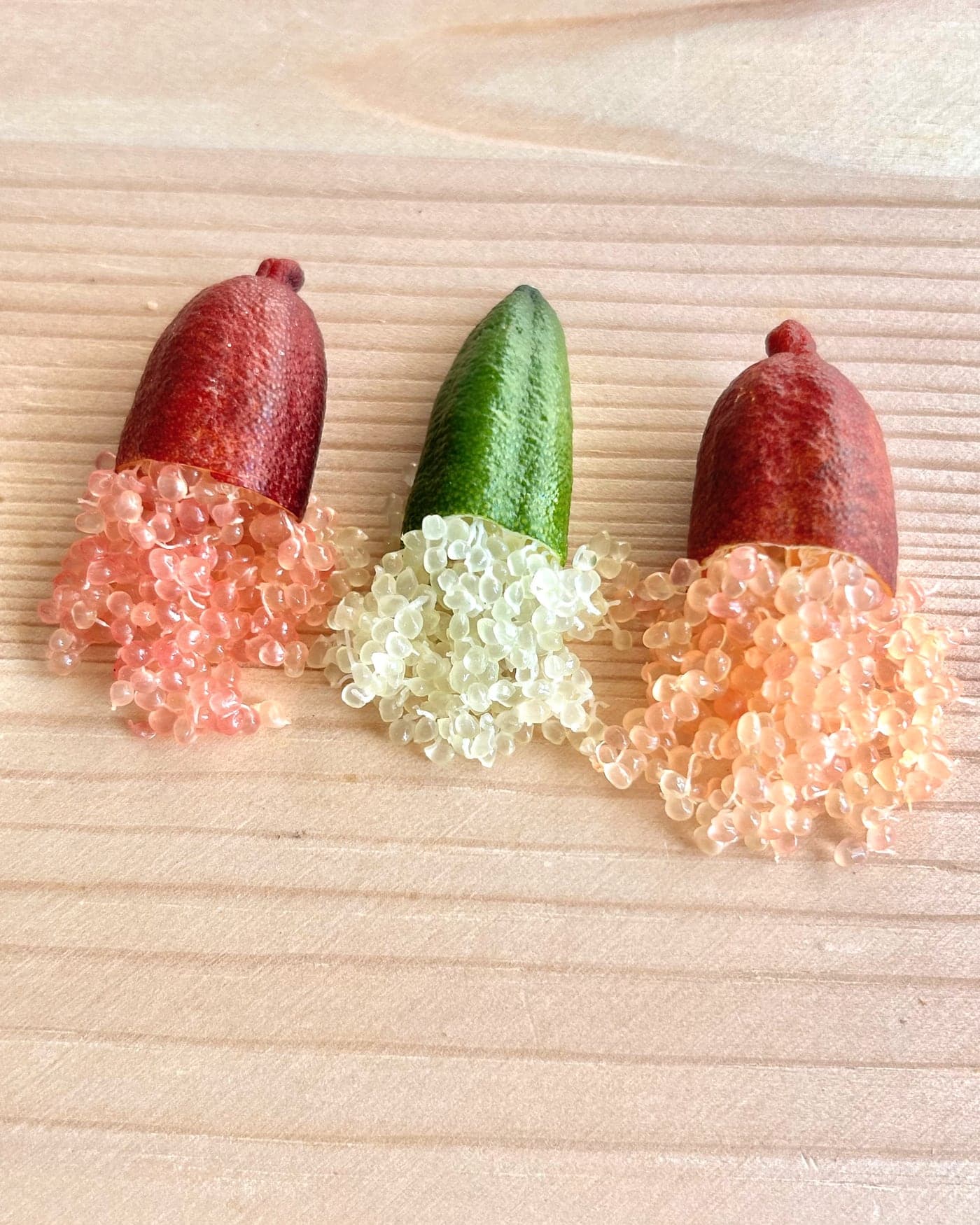 カットしたフィンガーライムと色とりどりの果肉